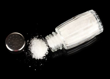 siyah üzerine izole dökülen tuz ile tuz shaker