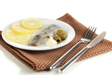 ringa balığı ve plaka üzerinde beyaz izole limon yemek