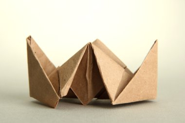Gri arkaplanda Origami vapuru
