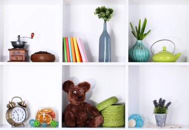 güzel beyaz raflara farklı ev ilgili nesneleri