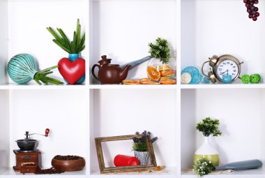 güzel beyaz raf ile dağınık farklı ev ilgili nesneleri