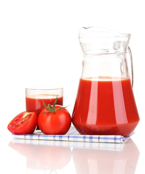 Jugo de tomate en jarra y vaso aislado sobre blanco —  Fotos de Stock