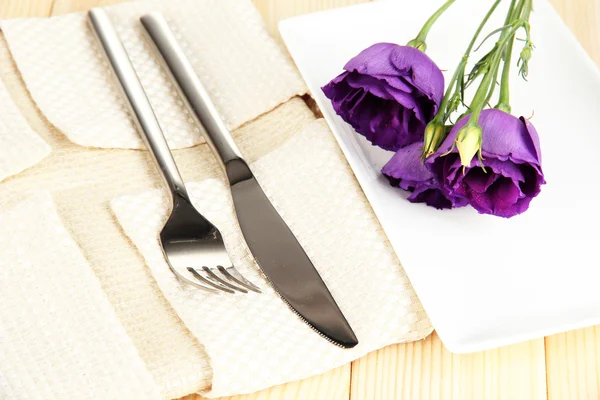 Louça de mesa com flor em guardanapo brilhante close-up — Fotografia de Stock