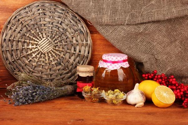 Miel y otras medicinas naturales para la salida de invierno, sobre fondo de madera — Foto de Stock
