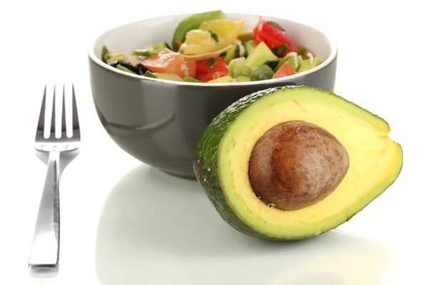 Leckerer Avocadosalat in Schüssel isoliert auf weiß — Stockfoto