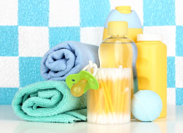 Cosmétiques pour bébés dans la salle de bain — Photo