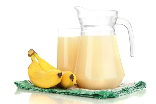 Verre plein et cruche de jus de banane et bananes isolées sur blanc — Photo