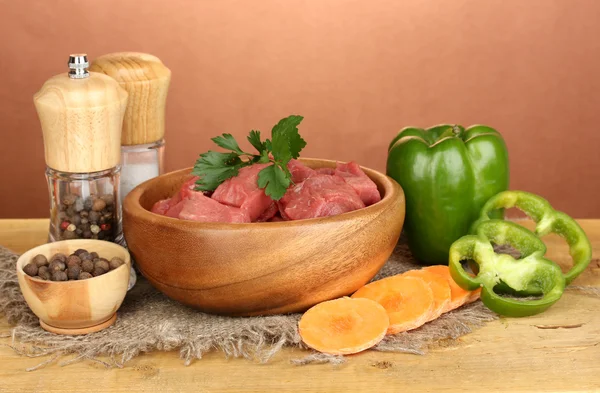 원시 쇠고기 고기 절인 갈색 배경에 나무 테이블에 향신료와 허브 그리고 — 스톡 사진