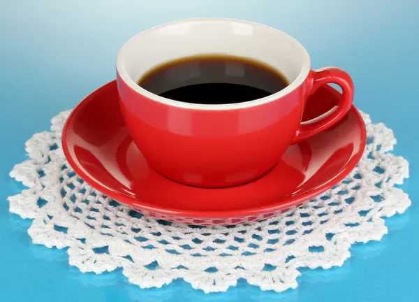 Czerwone filiżanki mocnej kawy na niebieskim tle — Zdjęcie stockowe