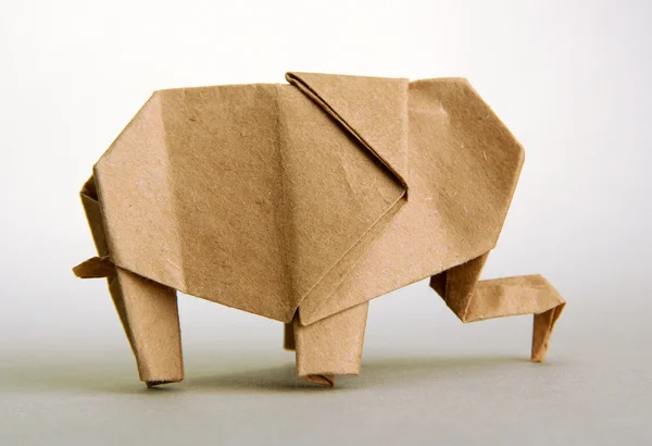 Gri arka plan üzerinde Origami fil — Stok fotoğraf
