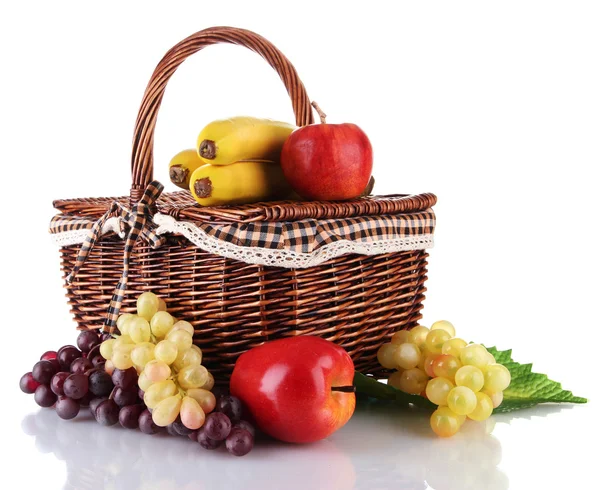 Cesta de picnic con frutas aisladas en blanco — Foto de Stock