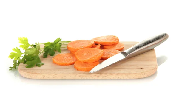 Zanahorias con cuchillo en tabla de cortar aislado en blanco —  Fotos de Stock