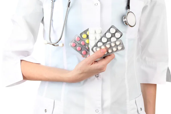 Close-up van vrouwelijke arts hand met pillen, geïsoleerd op wit — Stockfoto