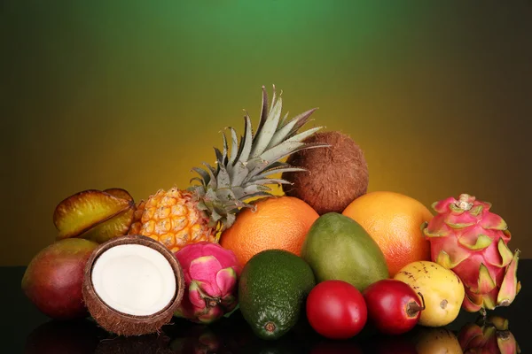 Composición de frutas exóticas sobre fondo colorido — Foto de Stock