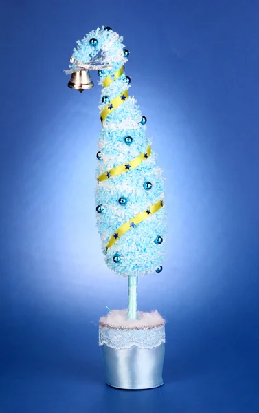 Різдвяна ялинка з вигнутим кінчиком на синьому фоні — стокове фото
