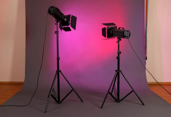 Estúdio fotográfico com equipamento de iluminação — Fotografia de Stock