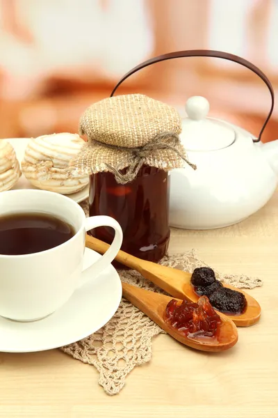 Café da manhã leve com chá e geléia caseira, na mesa de madeira — Fotografia de Stock