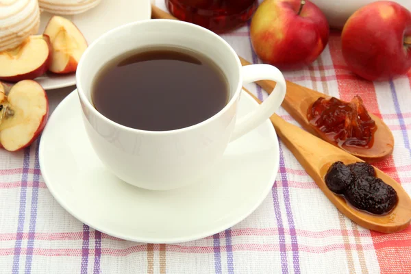 Desayuno ligero con té y mermelada casera, sobre mantel —  Fotos de Stock