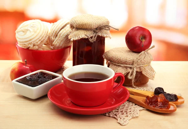 Café da manhã leve com chá e geléia caseira, na mesa de madeira — Fotografia de Stock