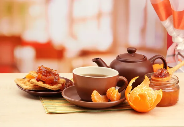 光早餐与茶和自制的果酱，木桌上 — 图库照片