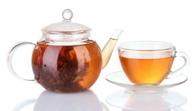 egzotik yeşil çay üzerinde beyaz izole cam demlik çiçekli