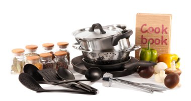 mutfak araçları, baharatlar ve sebzeler üzerinde beyaz izole kompozisyon