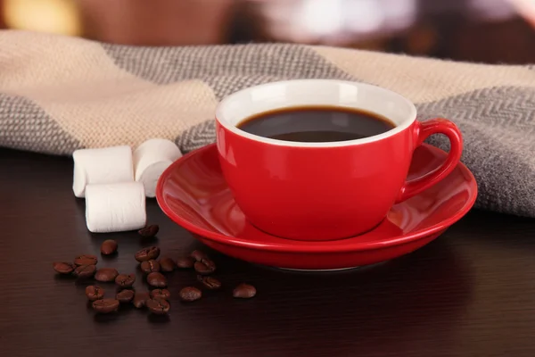 Taza de café con bufanda en la mesa en la habitación —  Fotos de Stock