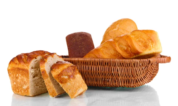 Φρέσκο ψωμί στο καλάθι που απομονώνονται σε λευκό — Stock fotografie