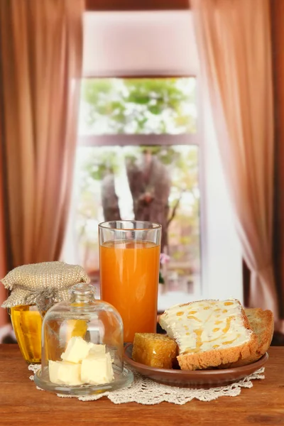 Manteiga em pires de vidro com tampa de vidro e pão fresco, mel, sobre fundo brilhante — Fotografia de Stock