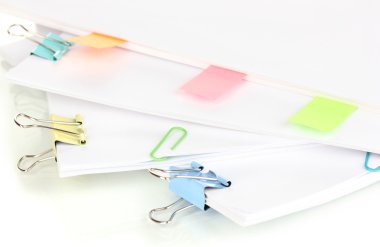 bağlayıcı klipleri içeren belgeleri kapatın