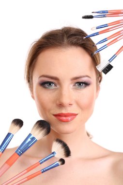 Makyaj fırçaları, üzerinde beyaz izole ile güzel bir kadın portresi