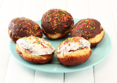 hafif ahşap arka plan üzerinde renkli plaka üzerinde lezzetli börekler