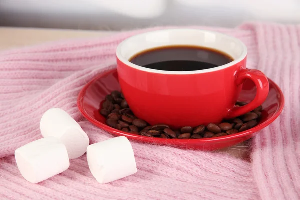 Tasse Kaffee mit Schal auf dem Tisch im Zimmer — Stockfoto