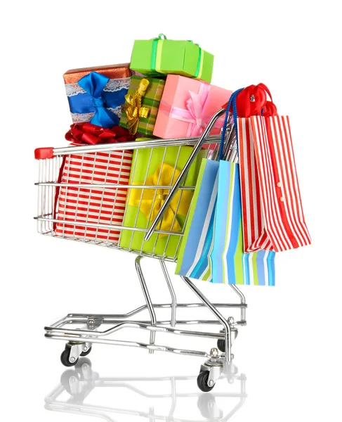 Presentes de Natal e compras em carrinho isolado em branco — Fotografia de Stock