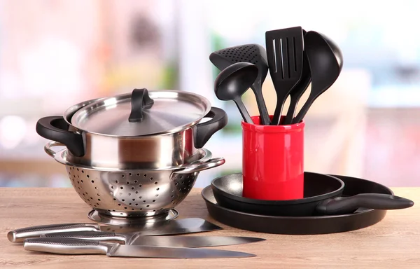 Keukengerei op tafel in de keuken — Stockfoto