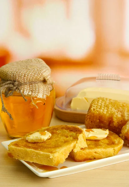 Тост из белого хлеба с медом на тарелке в кафе — стоковое фото