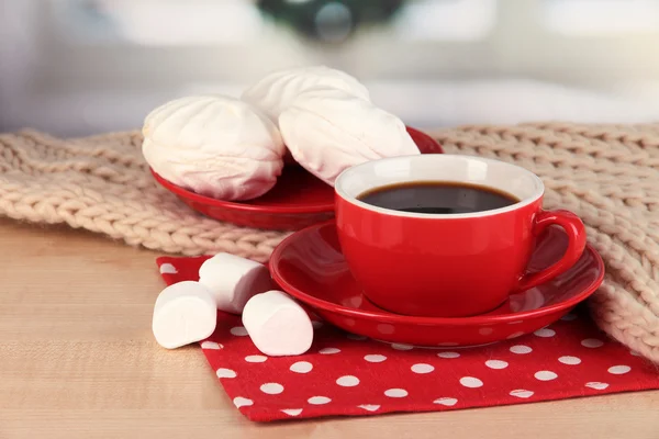 Xícara de café com cachecol na mesa no quarto — Fotografia de Stock