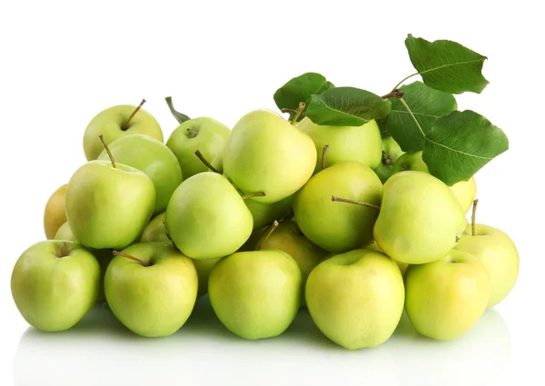 Saftige Äpfel mit grünen Blättern, isoliert auf weiß — Stockfoto