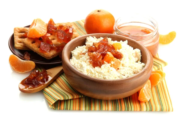 Cottage cheese in bowl with homemade tangerine jam, isolated on white — Stock Photo, Image