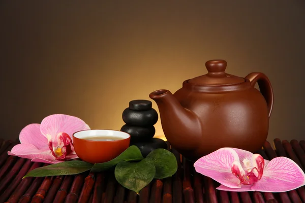 Ceremonia del té chino sobre mesa de bambú sobre fondo marrón —  Fotos de Stock