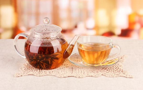 Egzotyczne zielonej herbaty z kwiatami w szklany czajniczek na jasnym tle — Zdjęcie stockowe