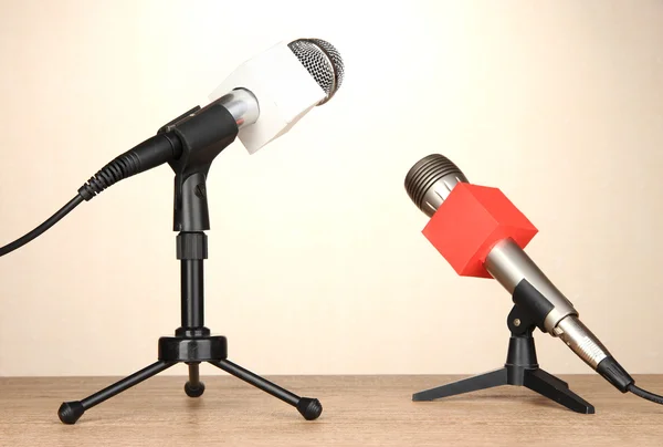 Микрофон стоит на столе в конференц-зале — стоковое фото