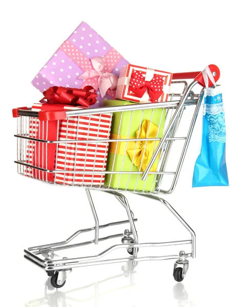 Kerstmis geschenken en winkelen in trolley geïsoleerd op wit — Stockfoto