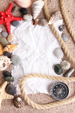 boş kağıt üzerinde kum plajı ile deniz kabuklarını ve starfishes