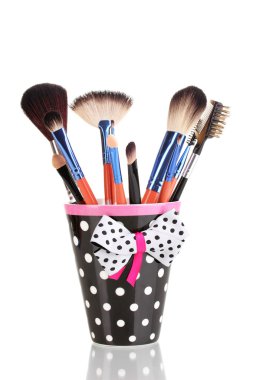 beyaz izole bir siyah benekli Cup makyaj fırçaları