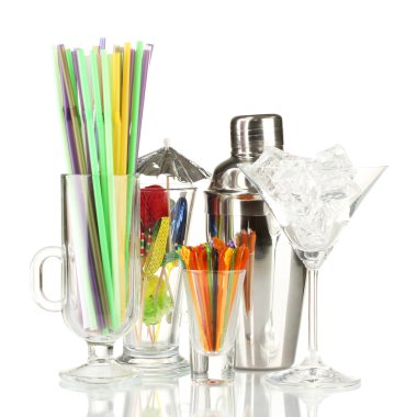 Kokteyl karıştırıcı ve beyaz üzerine izole edilmiş diğer barmen ekipmanları