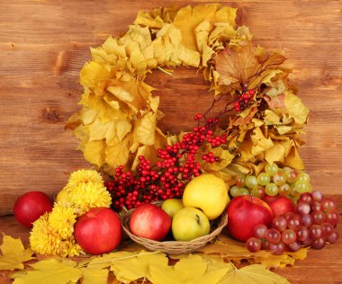 Sarı yapraklar, elma ve ahşap zemin üzerinde mantar sonbahar kompozisyonu