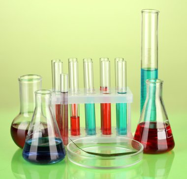 petri dish, renkli arka plan üzerinde test tüpleri ve yeşil yaprak test