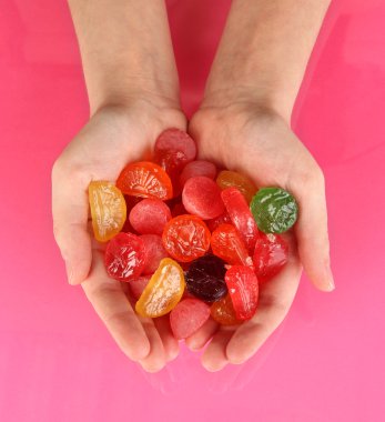 aşkın pembe bir arka plan üzerinde tatlılar