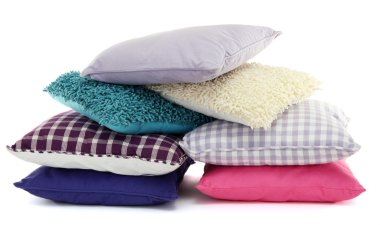 hill renkli yastıklar üzerinde beyaz izole